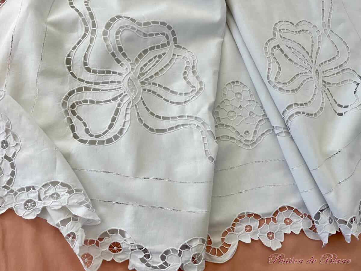 Drap avec broderie Richelieu réalisé sur toile de lin fin avec retours brodés – Image 3