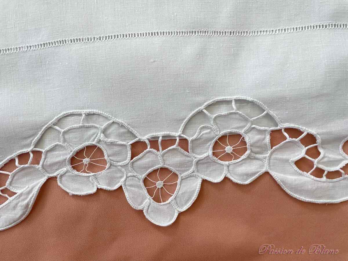 Drap avec broderie Richelieu réalisé sur toile de lin fin avec retours brodés – Image 10