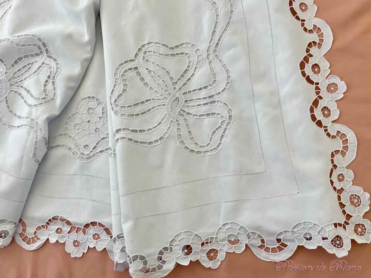 Drap avec broderie Richelieu réalisé sur toile de lin fin avec retours brodés – Image 9