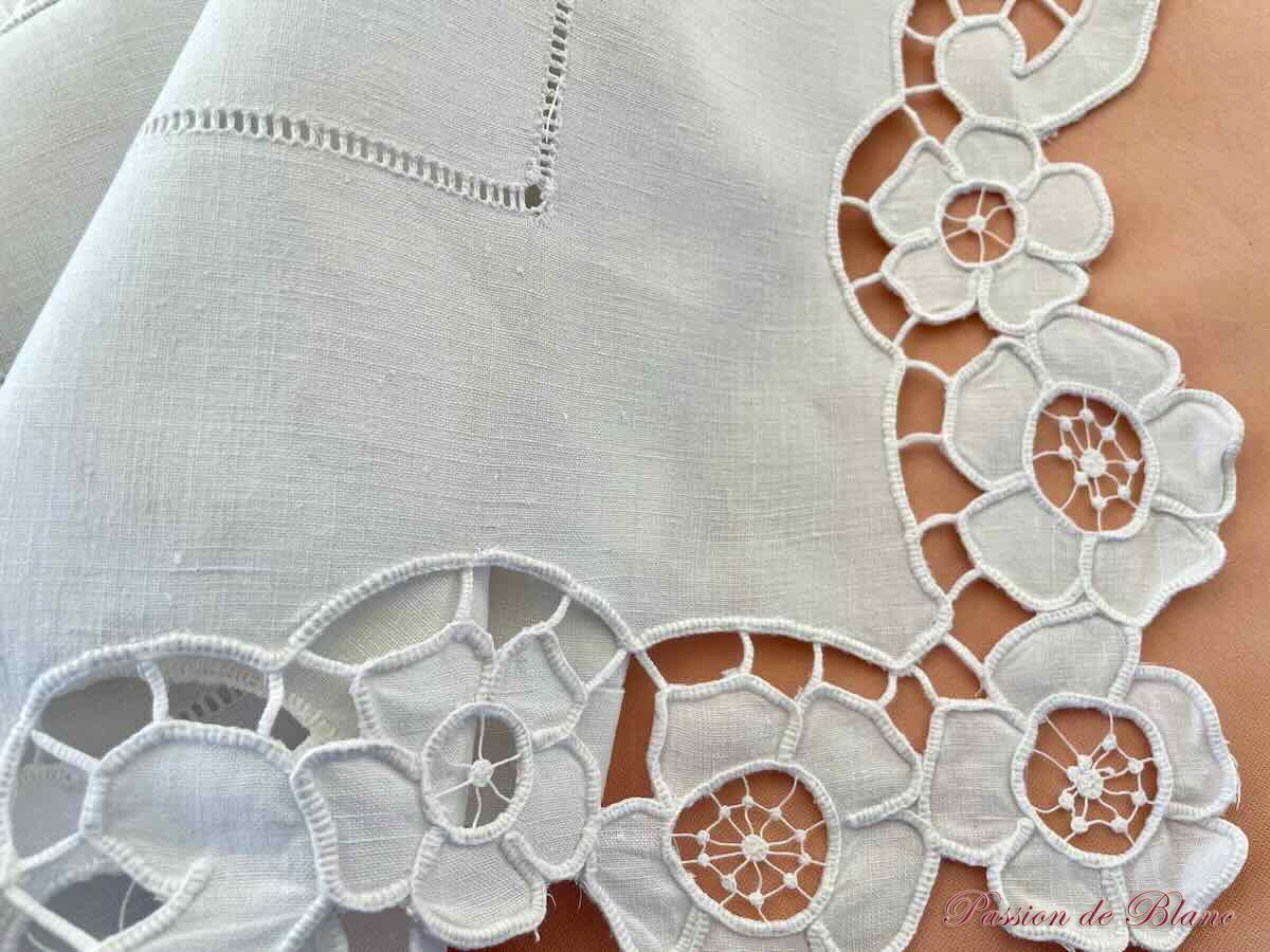 Drap avec broderie Richelieu réalisé sur toile de lin fin avec retours brodés – Image 8