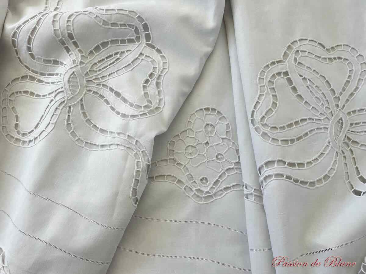 Drap avec broderie Richelieu réalisé sur toile de lin fin avec retours brodés – Image 6