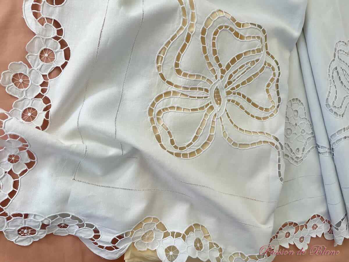 Drap avec broderie Richelieu réalisé sur toile de lin fin avec retours brodés – Image 5