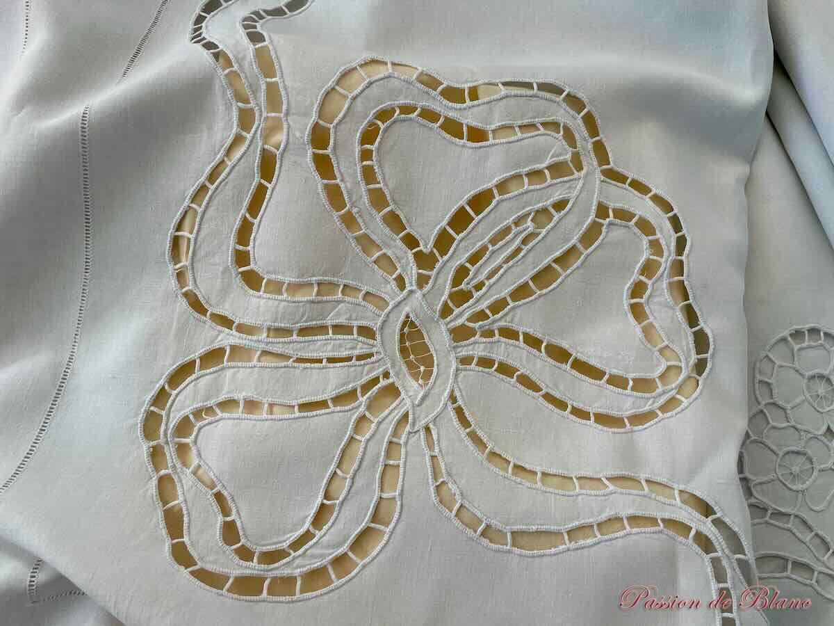 Drap avec broderie Richelieu réalisé sur toile de lin fin avec retours brodés – Image 4