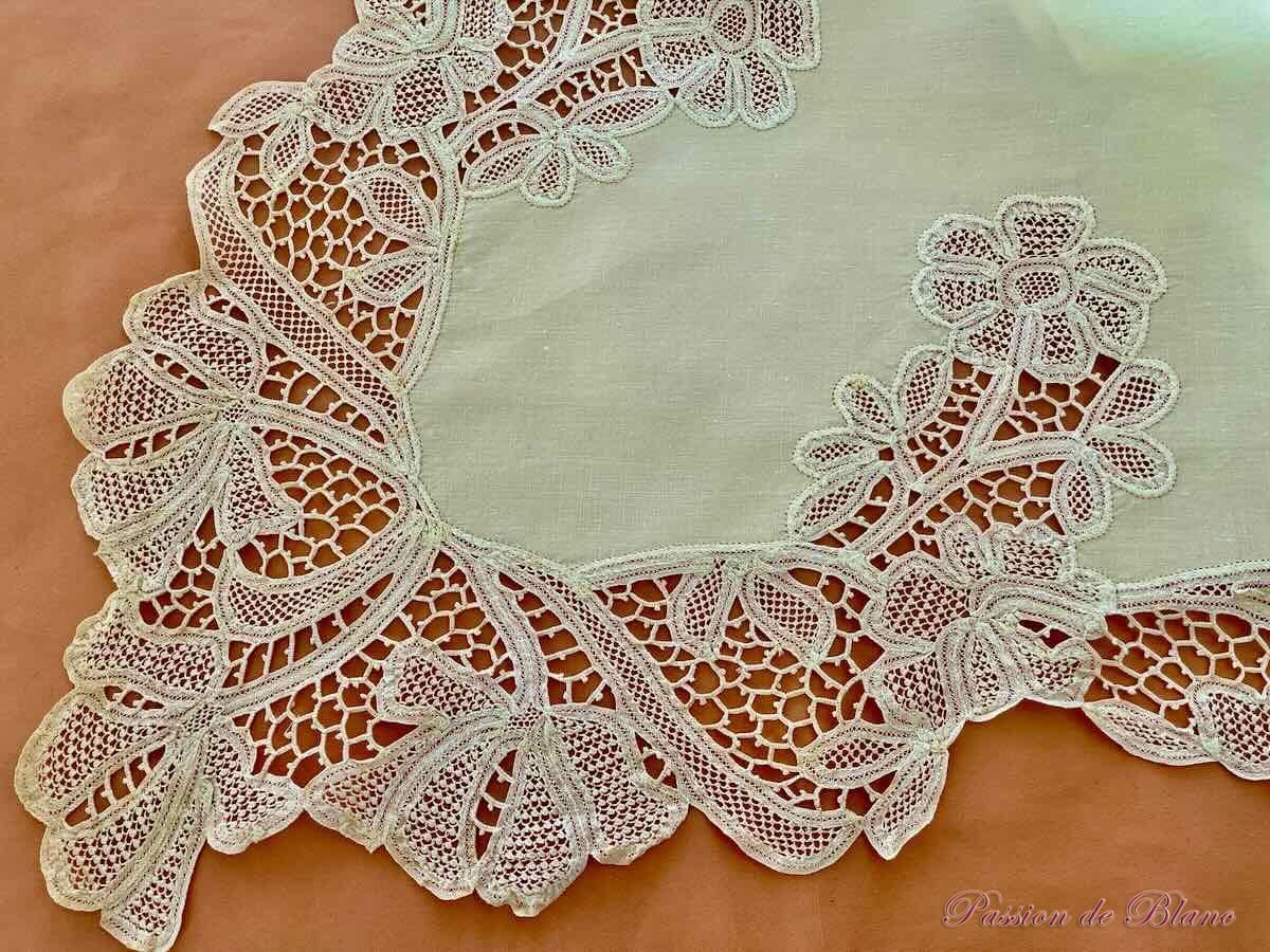 Grand drap avec broderie et dentelle de Luxeuil sur toile de fil de lin – Image 8