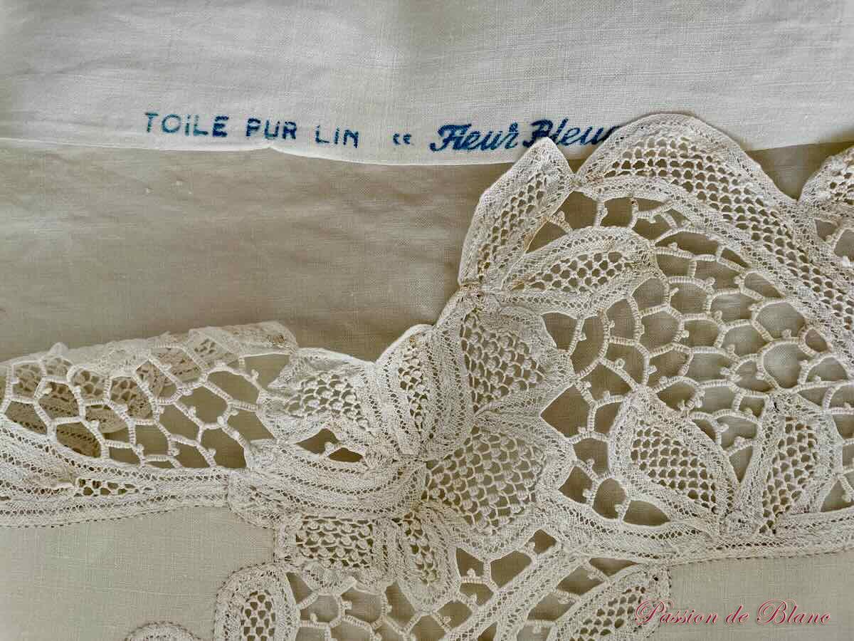 Grand drap avec broderie et dentelle de Luxeuil sur toile de fil de lin – Image 7