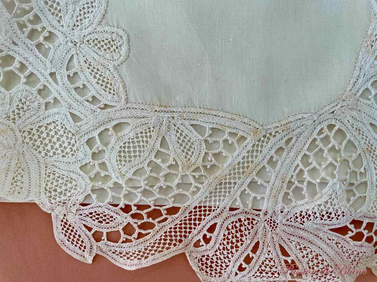 Grand drap avec broderie et dentelle de Luxeuil sur toile de fil de lin – Image 6