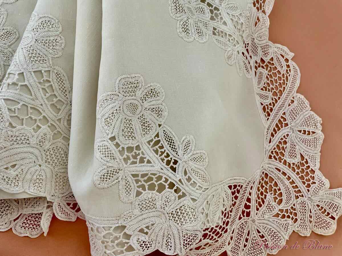 Grand drap avec broderie et dentelle de Luxeuil sur toile de fil de lin – Image 5