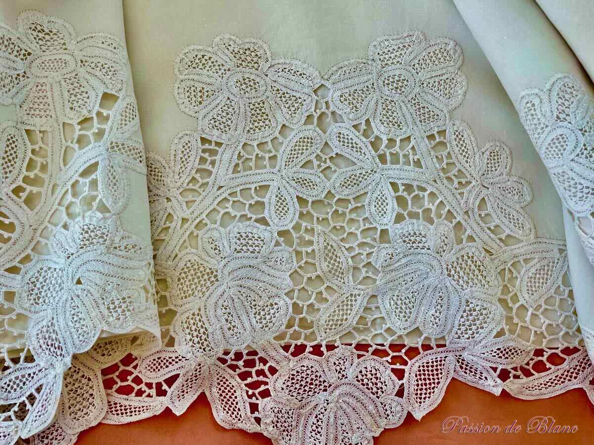 Grand drap avec broderie et dentelle de Luxeuil sur toile de fil de lin – Image 4