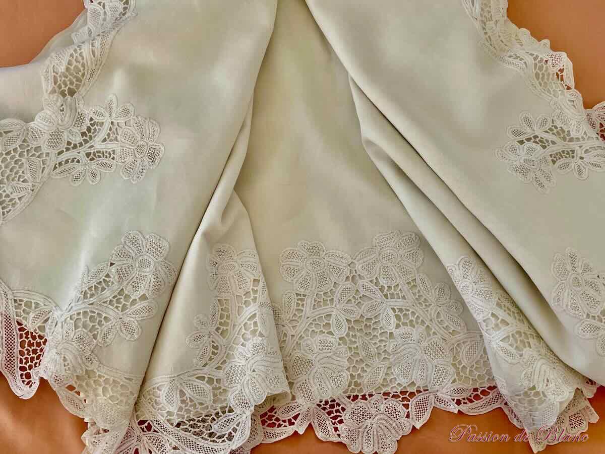 Grand drap avec broderie et dentelle de Luxeuil sur toile de fil de lin – Image 3