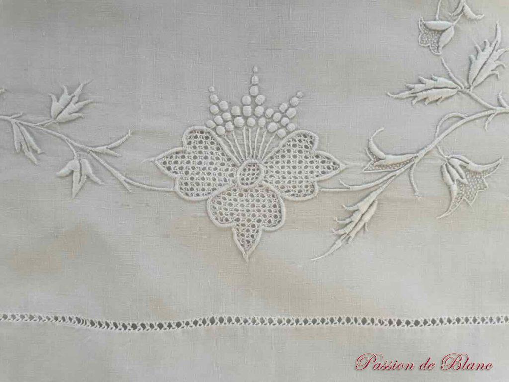 Grand drap en lin fin blanc avec broderie de guirlande fleurie et monos