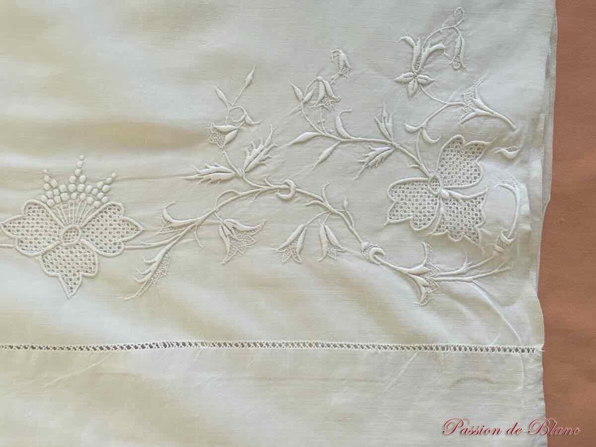 Grand drap en lin fin blanc avec broderie de guirlande fleurie et monos CM – Image 9