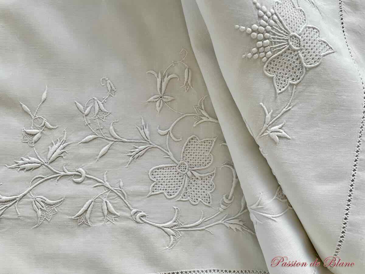 Grand drap en lin fin blanc avec broderie de guirlande fleurie et monos CM – Image 7