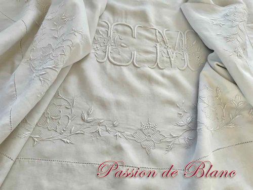 Grand drap en lin fin blanc avec broderie de guirlande fleurie et monos CM