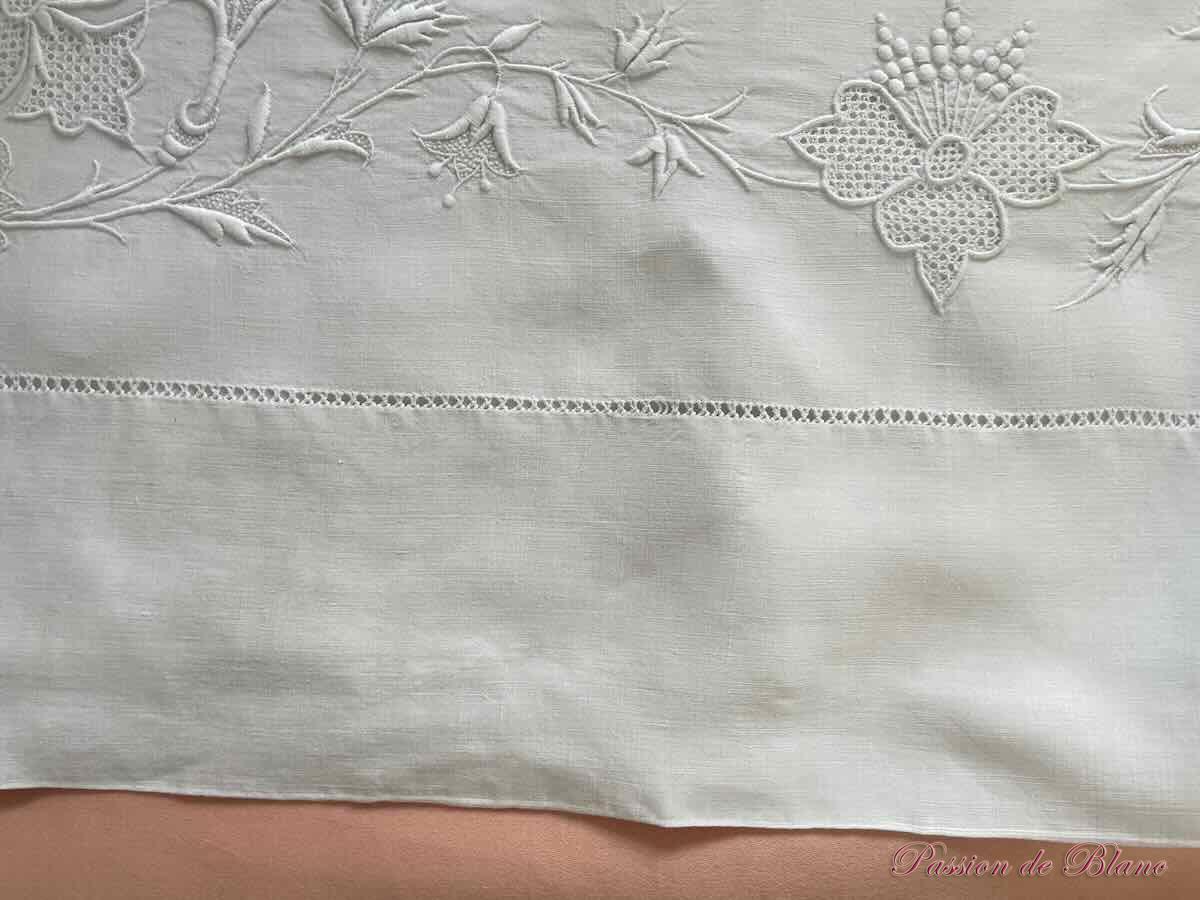 Grand drap en lin fin blanc avec broderie de guirlande fleurie et monos CM – Image 5