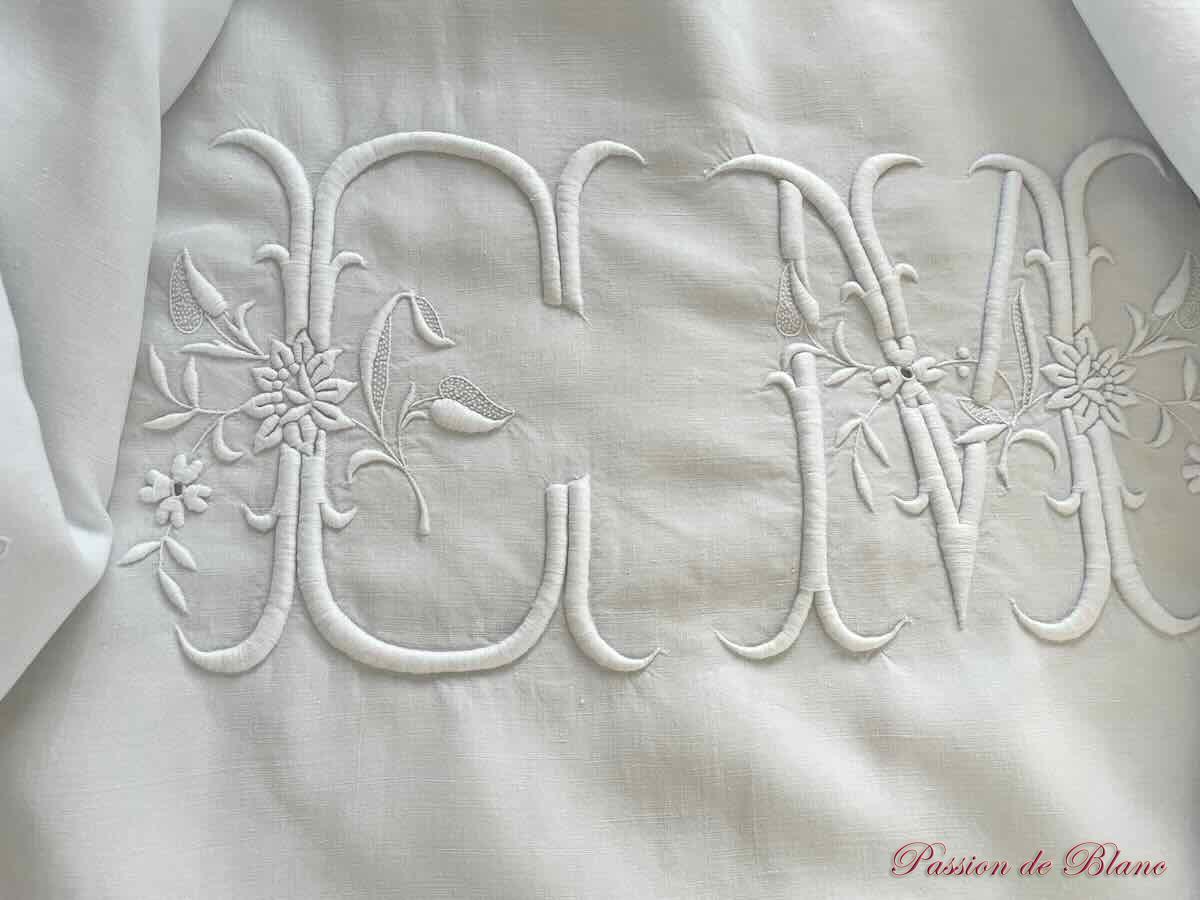 Grand drap en lin fin blanc avec broderie de guirlande fleurie et monos CM – Image 4