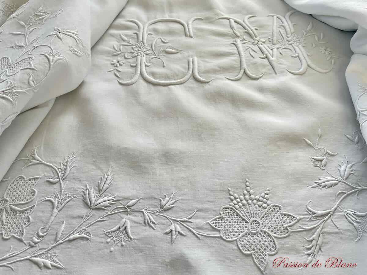 Grand drap en lin fin blanc avec broderie de guirlande fleurie et monos CM – Image 3
