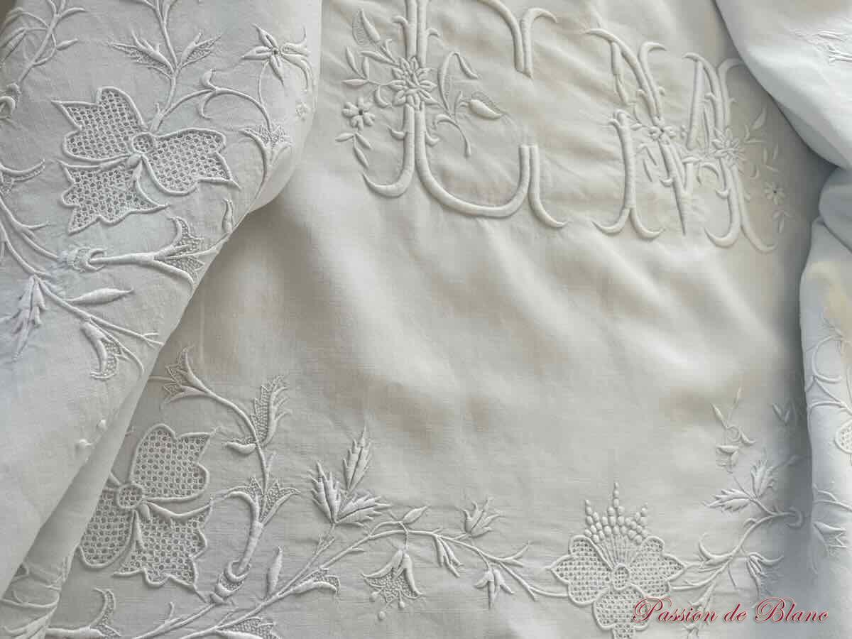 Grand drap en lin fin blanc avec broderie de guirlande fleurie et monos CM – Image 2