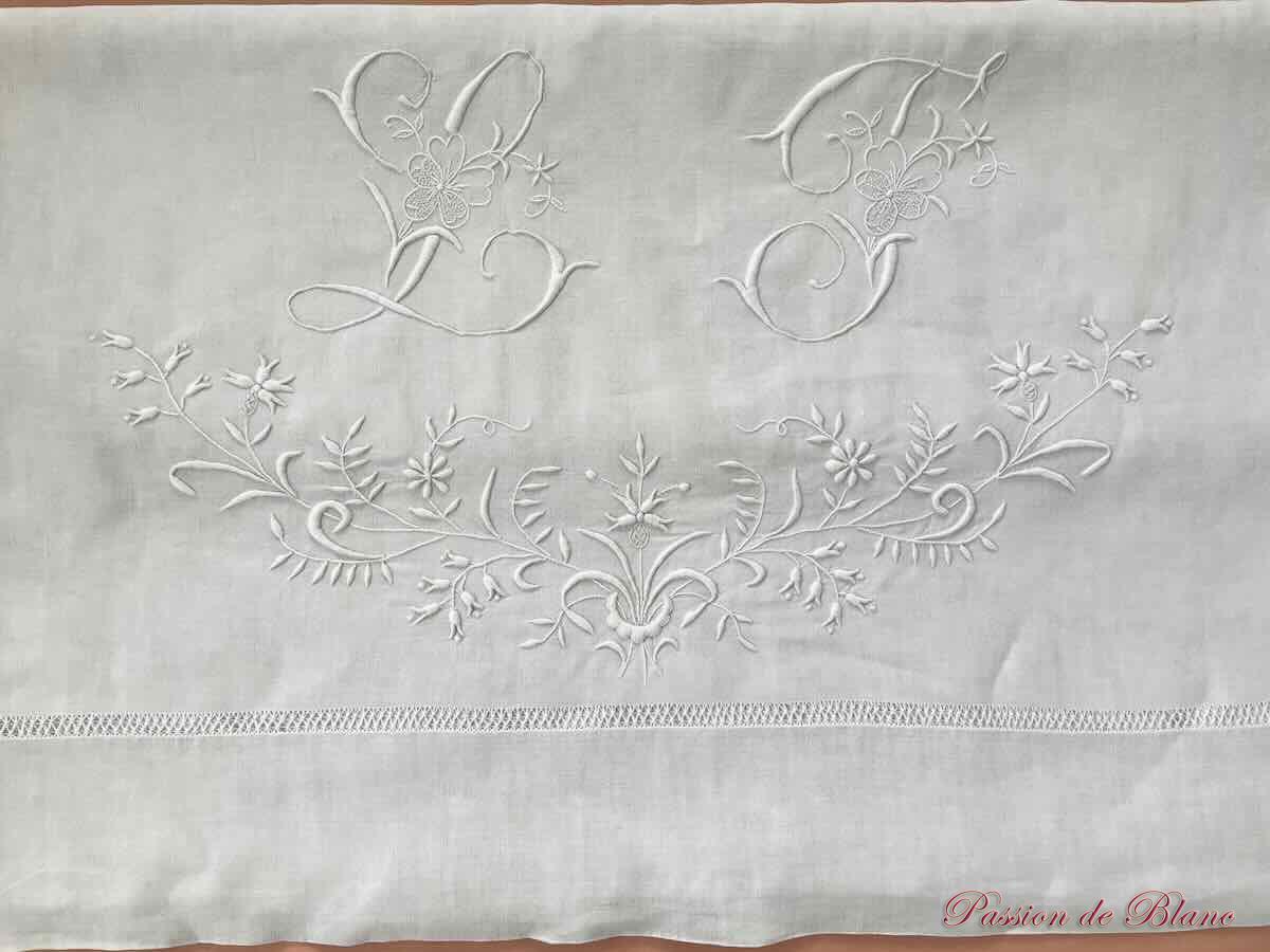 Drap de lin fin blanc avec grande, belle broderie main pour le monogramme LF – Image 5