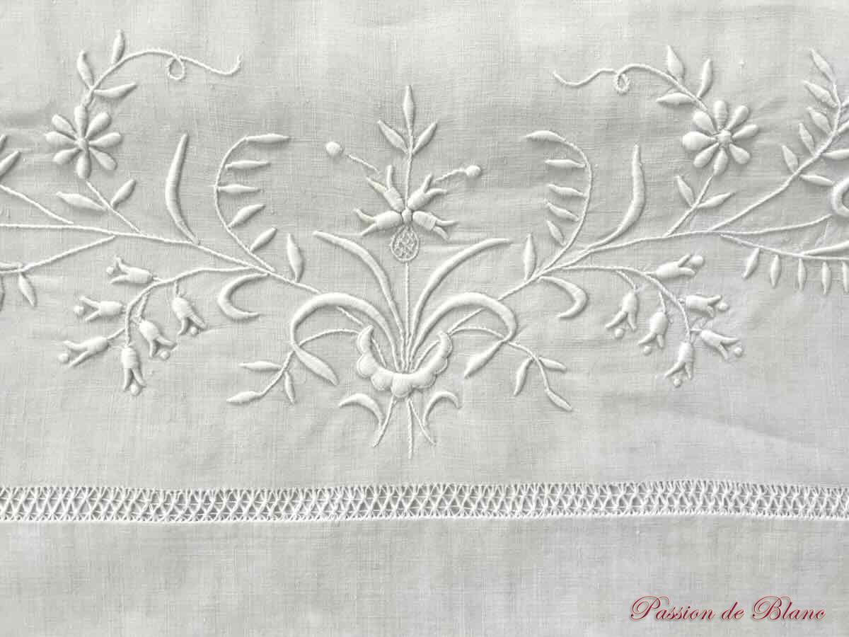 Drap de lin fin blanc avec grande, belle broderie main pour le monogramme LF – Image 4