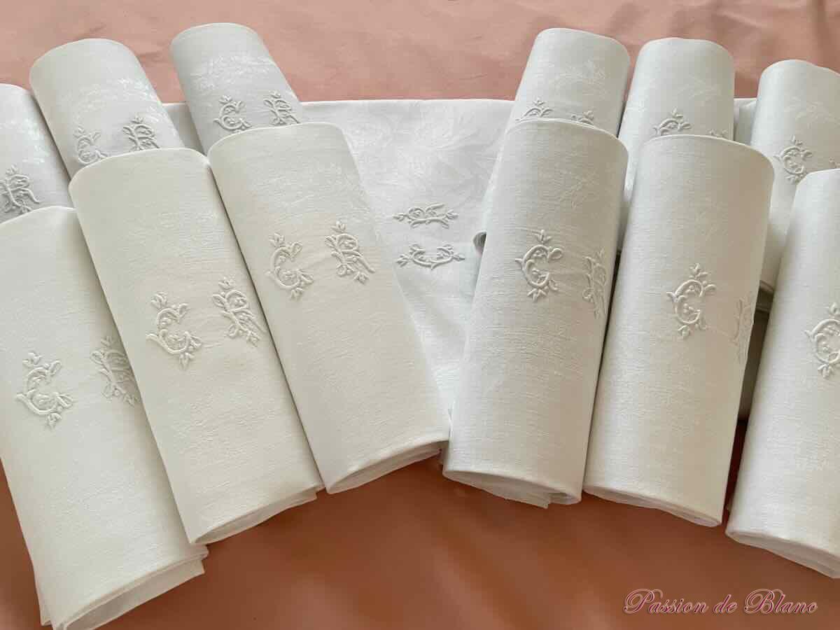 Service de table 12 couverts en damassé de lin avec monogrammes " CR" et animaux – Image 2