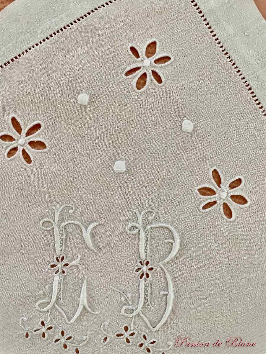 Service de table 12 couverts en lin fin blanc, avec belles broderies fils tirés et monogramme EB – Image 11