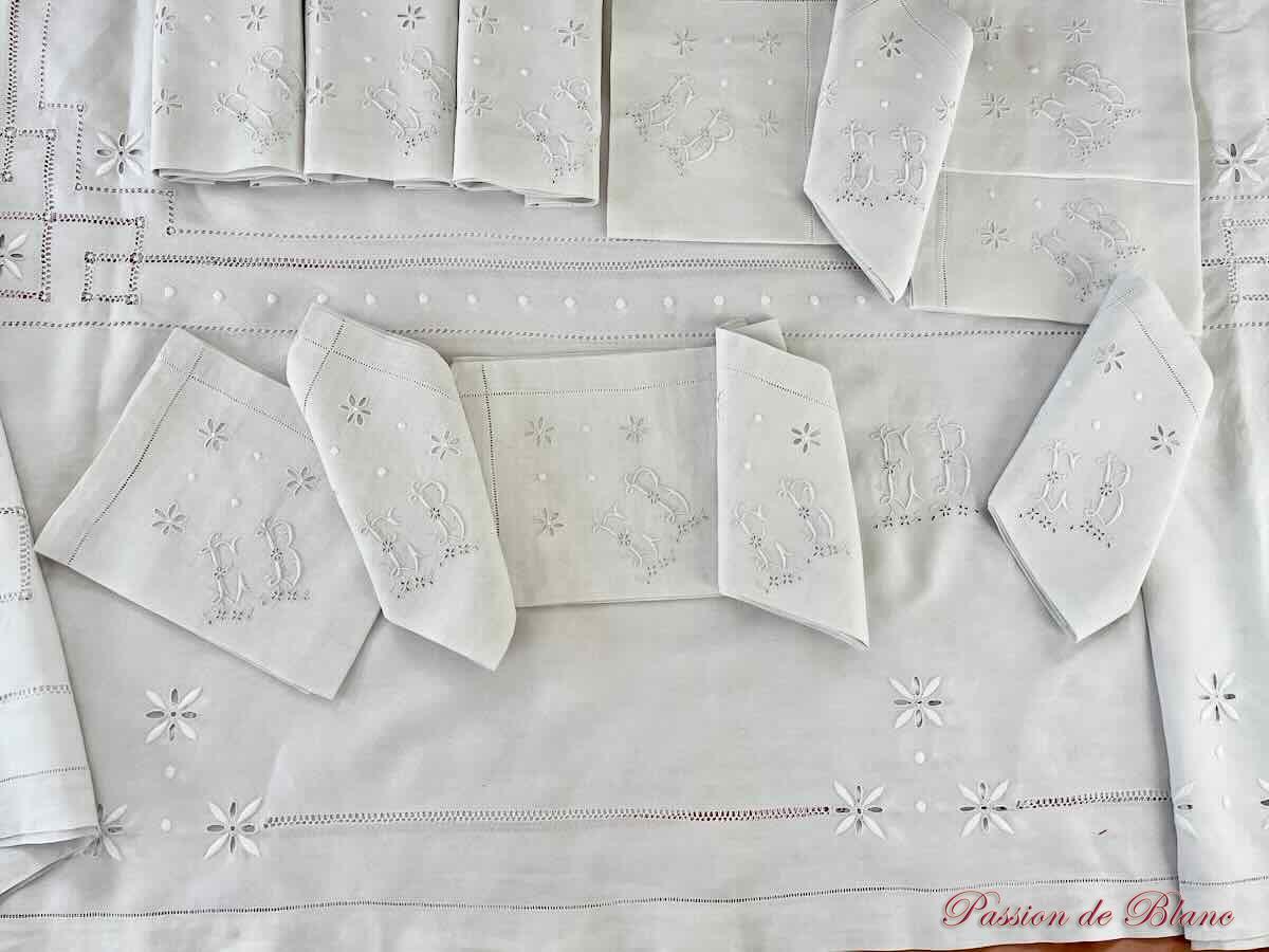 Service de table 12 couverts en lin fin blanc, avec belles broderies fils tirés et monogramme EB – Image 7