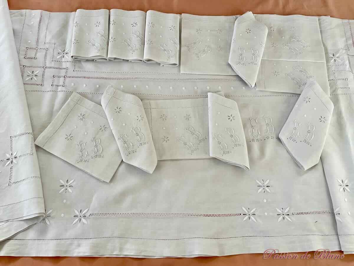 service table broderie et jours