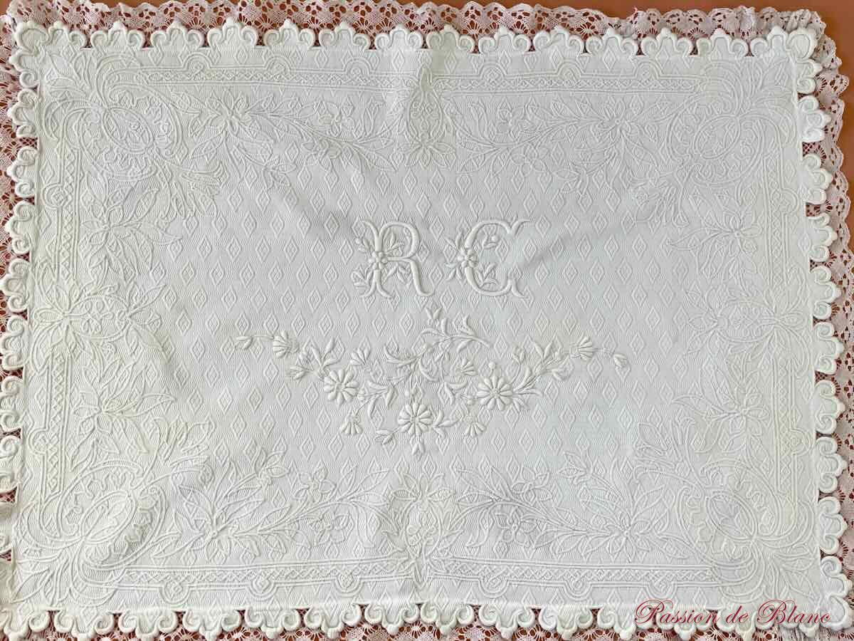 Rare somptueuse taie de visite, grand dessus de taie en piqué de coton épais – Image 11