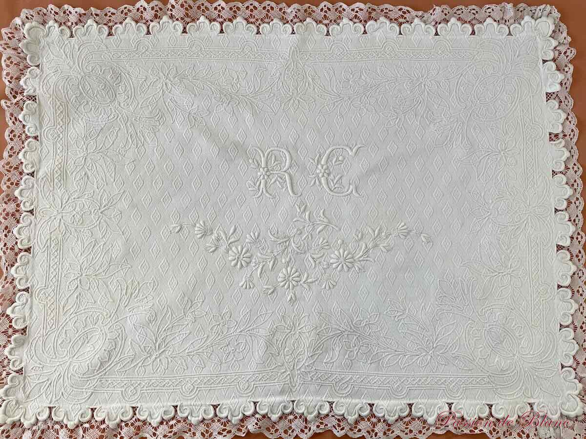 taie en piqué brodé RC