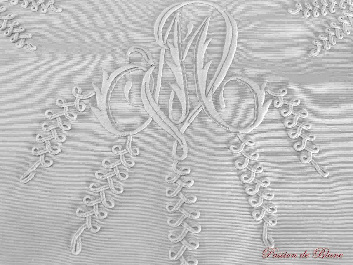 Rare somptueuse taie en piqué de coton avec broderies et lacets – Image 3