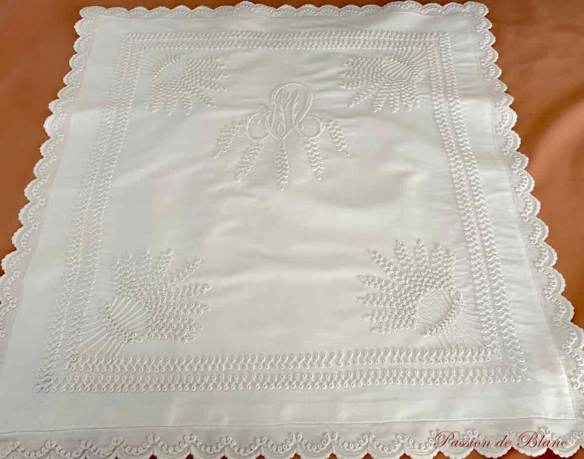 Rare somptueuse taie en piqué de coton avec broderies et lacets – Image 8