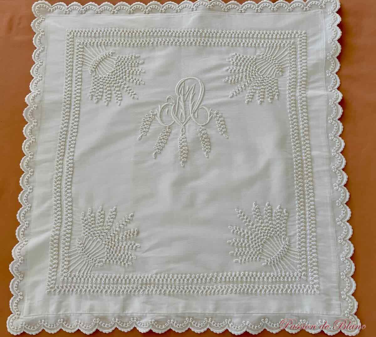 Rare somptueuse taie en piqué de coton avec broderies et lacets – Image 7