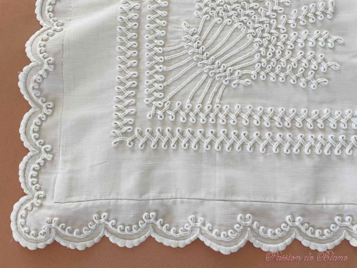Rare somptueuse taie en piqué de coton avec broderies et lacets – Image 6