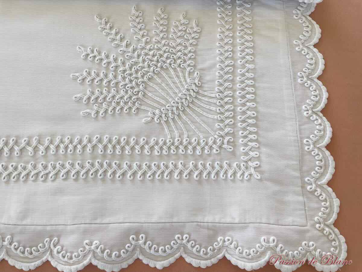 Rare somptueuse taie en piqué de coton avec broderies et lacets – Image 2