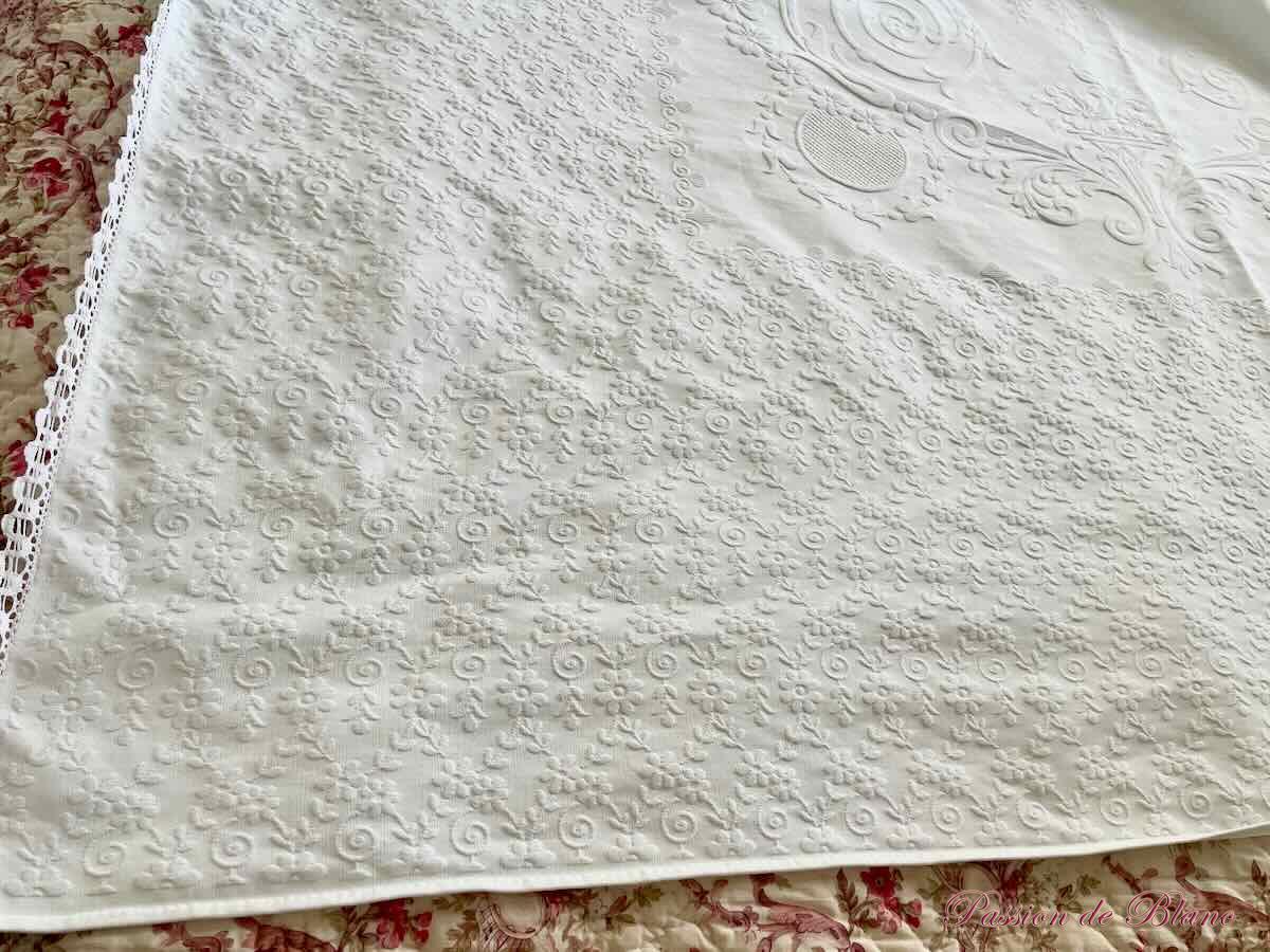 Somptueuse grande couverture en piqué plat avec relief et monogramme MV – Image 8