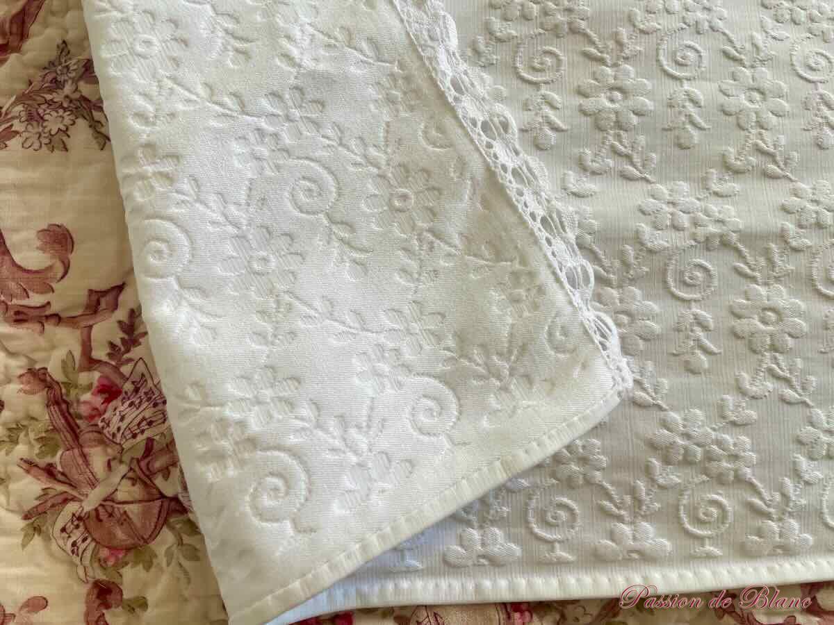 Somptueuse grande couverture en piqué plat avec relief et monogramme MV – Image 7