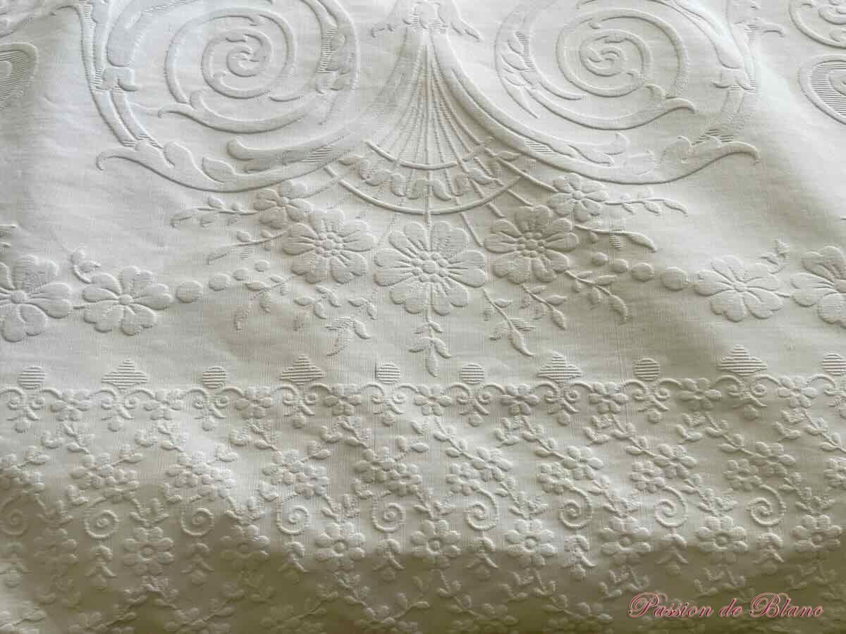 Somptueuse grande couverture en piqué plat avec relief et monogramme MV – Image 6