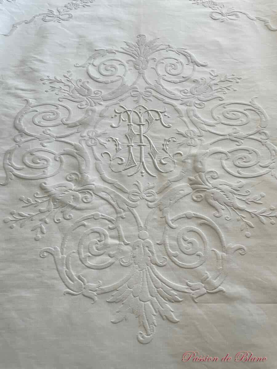 Somptueuse grande couverture en piqué plat avec relief et monogramme MV – Image 3