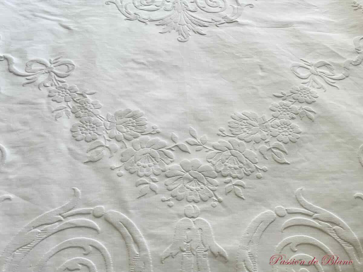 Somptueuse grande couverture en piqué plat avec relief et monogramme MV – Image 5