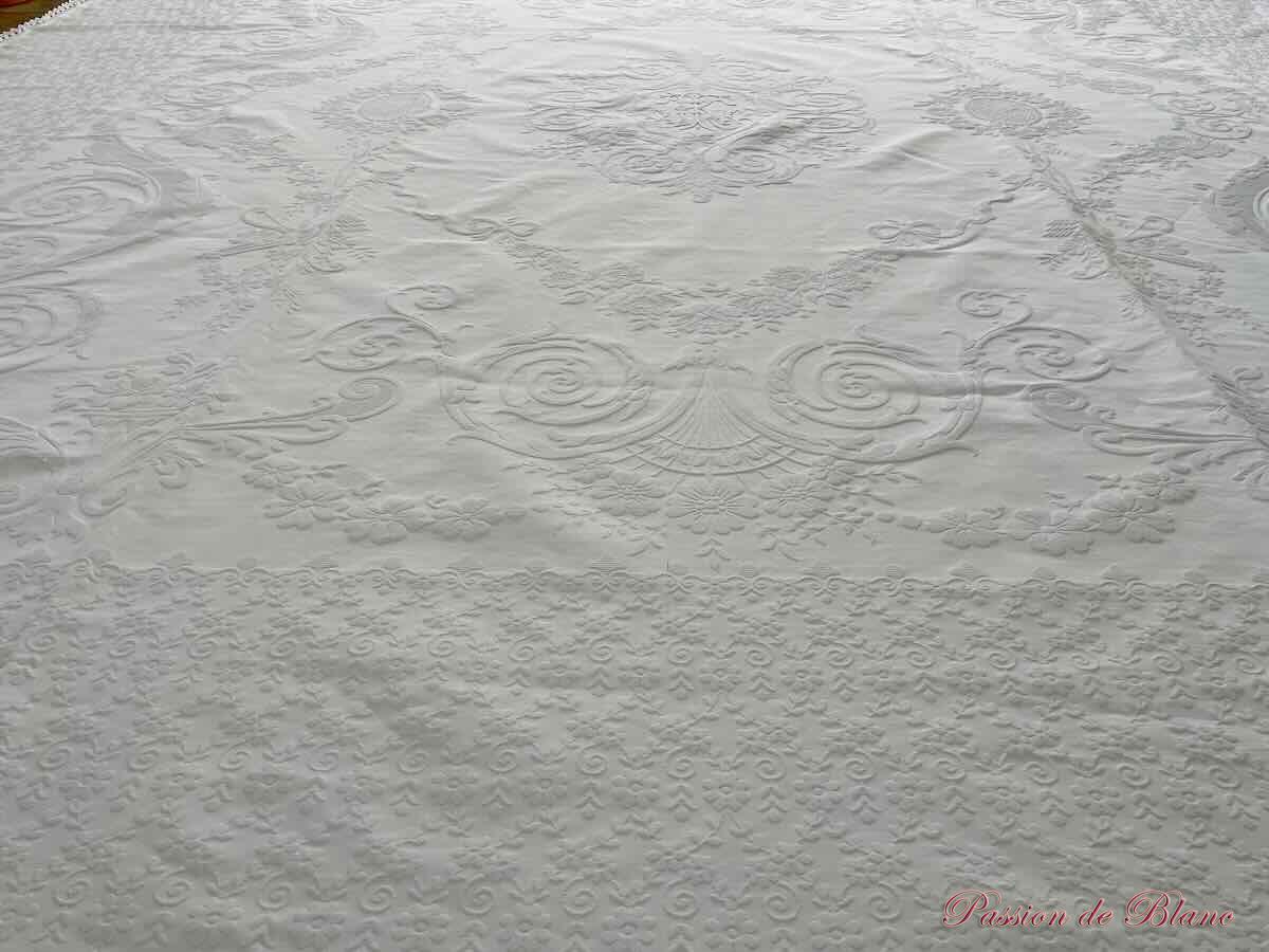 Somptueuse grande couverture en piqué plat avec relief et monogramme MV – Image 4