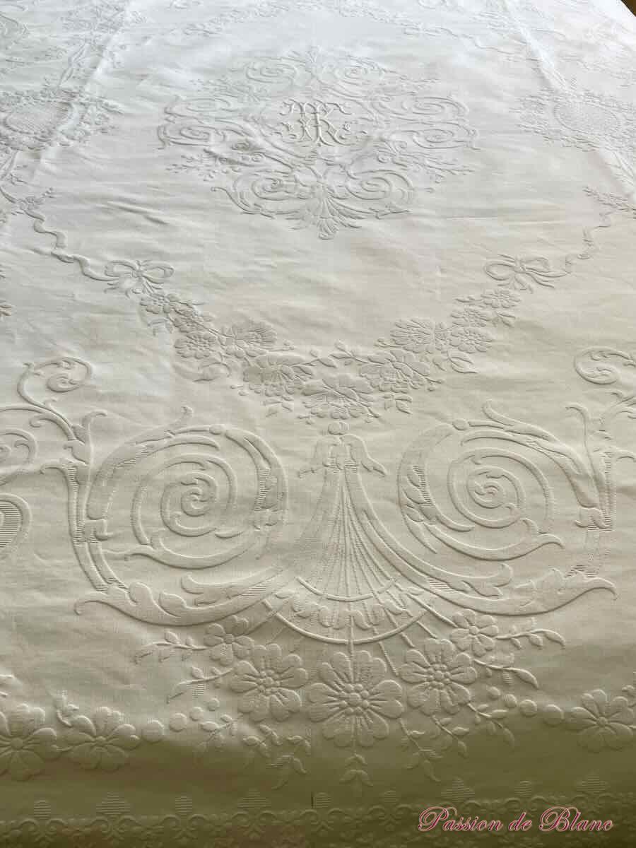 Somptueuse grande couverture en piqué plat avec relief et monogramme MV – Image 13