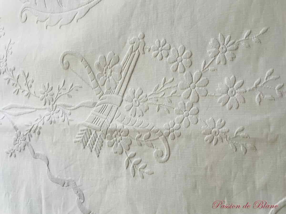 Somptueuse grande couverture en piqué plat avec relief et monogramme MV – Image 12