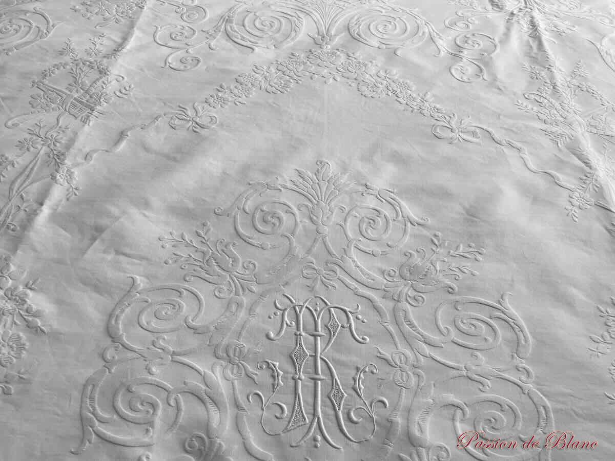Somptueuse grande couverture en piqué plat avec relief et monogramme MV – Image 11