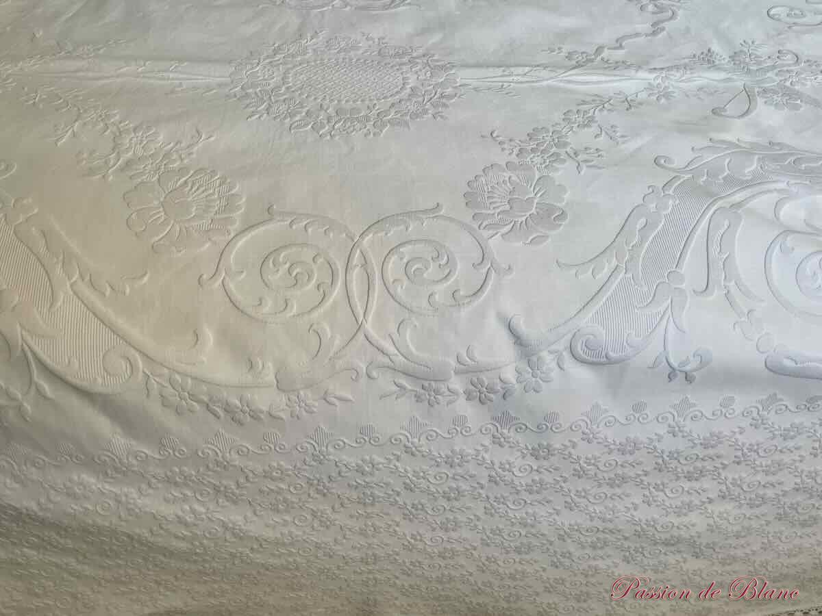 Somptueuse grande couverture en piqué plat avec relief et monogramme MV – Image 10