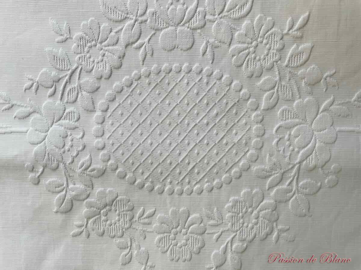 Somptueuse grande couverture en piqué plat avec relief et monogramme MV – Image 9