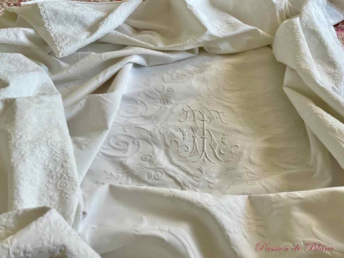 Somptueuse grande couverture en piqué plat avec relief et monogramme MV – Image 16