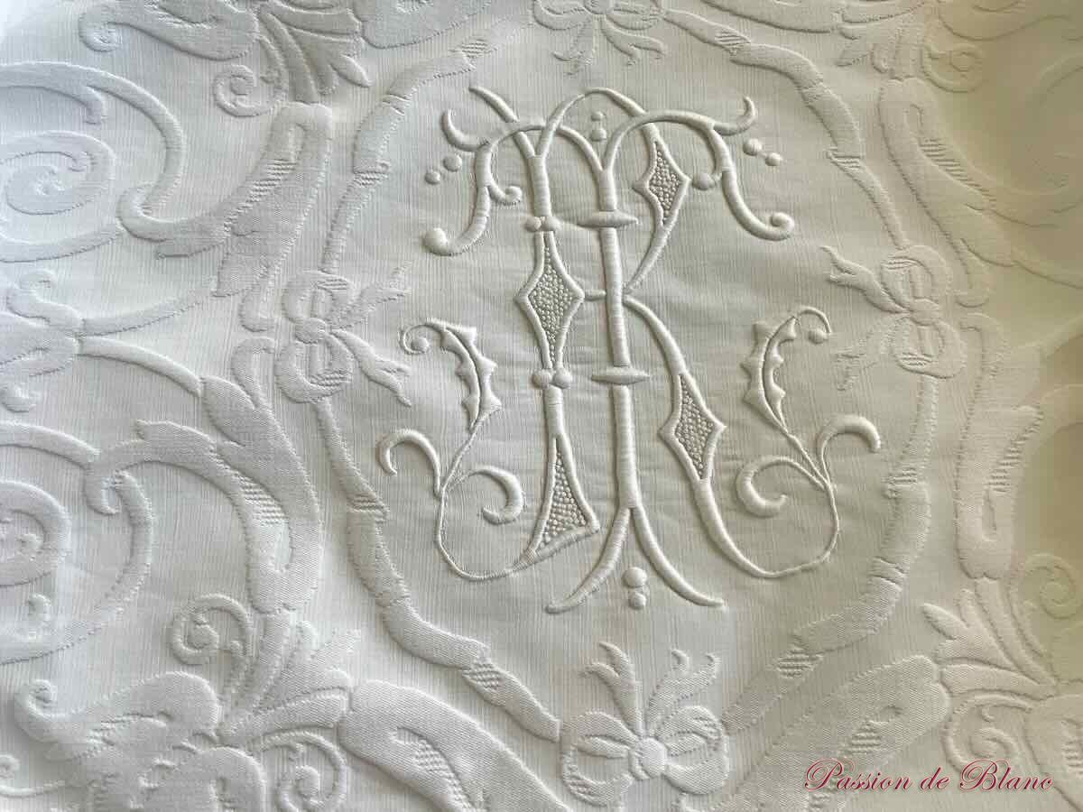Somptueuse grande couverture en piqué plat avec relief et monogramme MV – Image 2