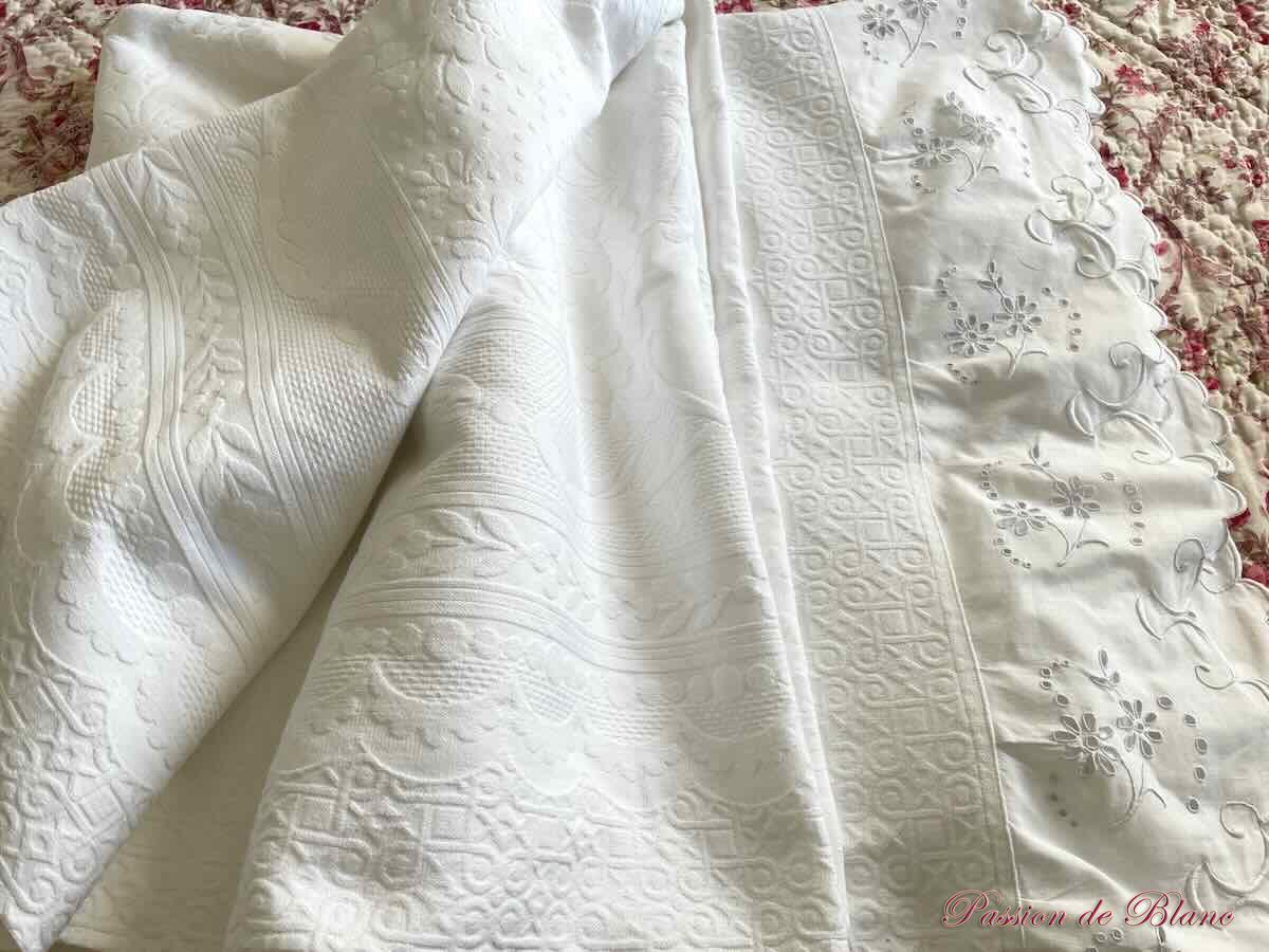 Grande couverture en piqué plat avec relief et 2 volants festonnés en broderie anglaise – Image 13