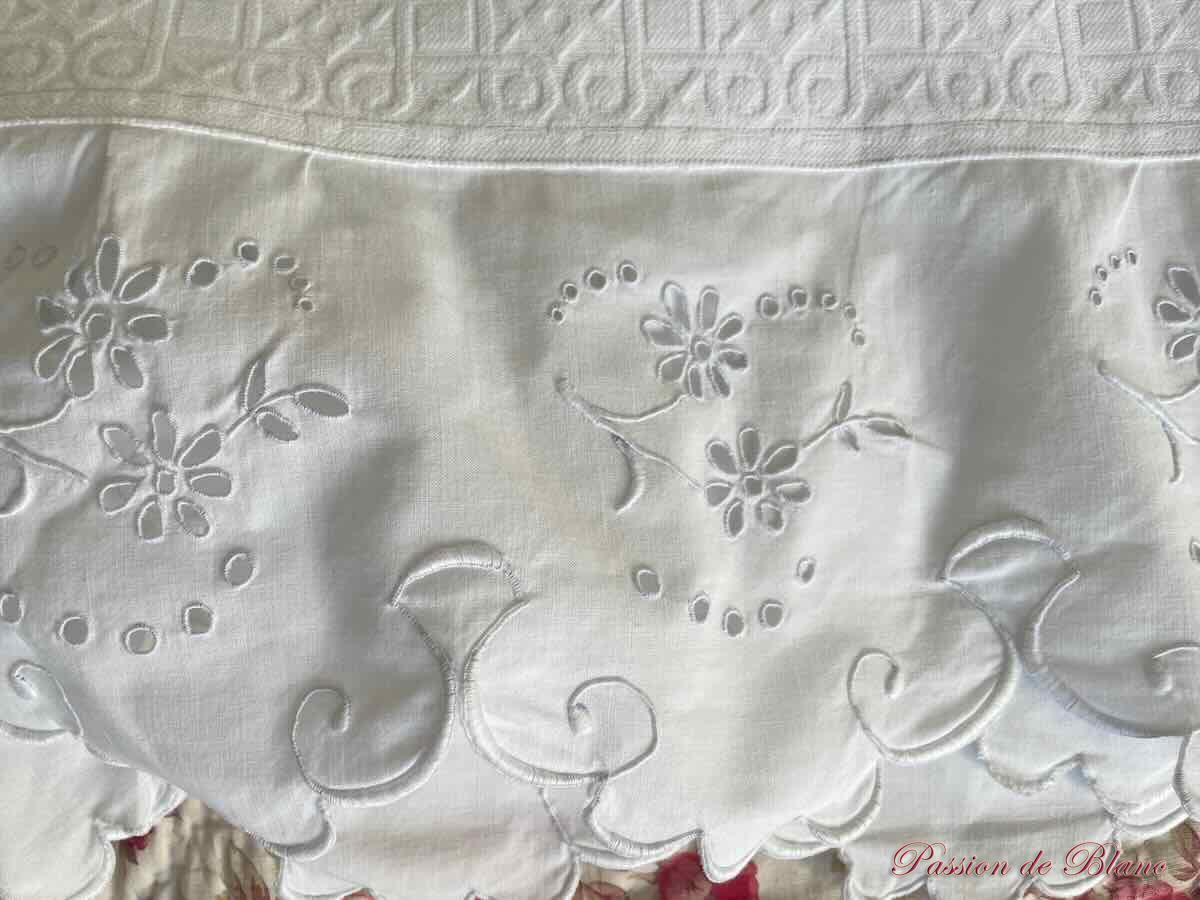 Grande couverture en piqué plat avec relief et 2 volants festonnés en broderie anglaise – Image 2