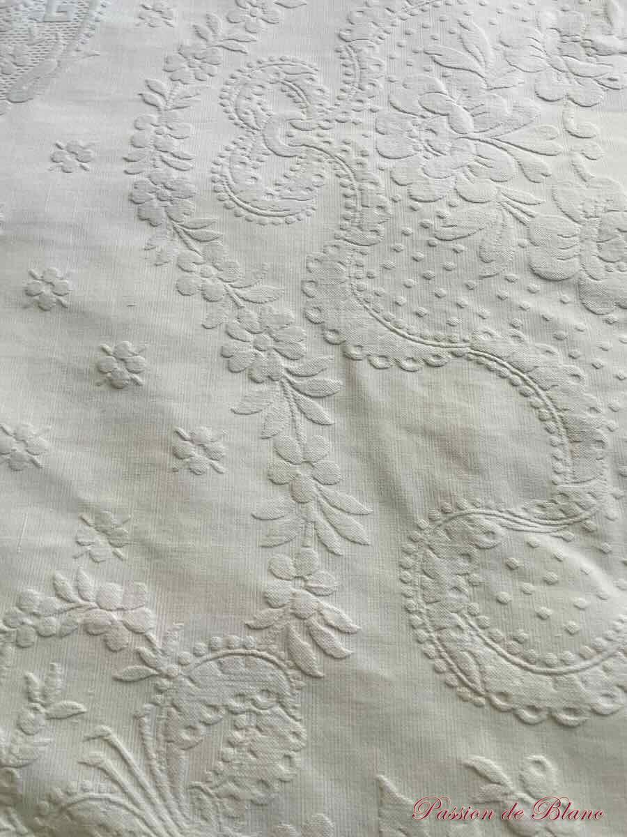 Grande couverture en piqué plat avec relief et 2 volants festonnés en broderie anglaise – Image 11
